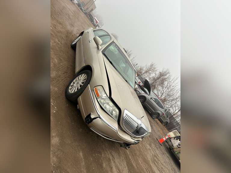 2004 LINCOLN Town Car