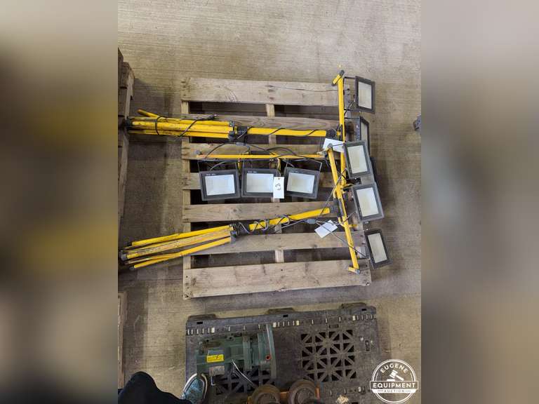 Lot of Portable Shop Lights & 2 Stands