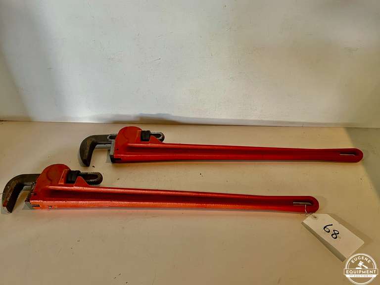 2 Pipe Wrenches