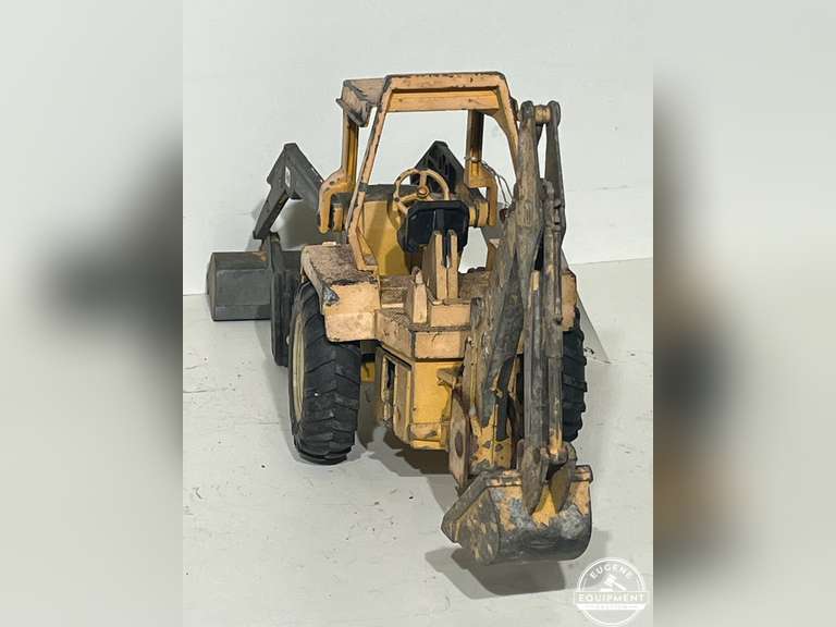 ERTL Die Cast International Harvester Loader Backhoe