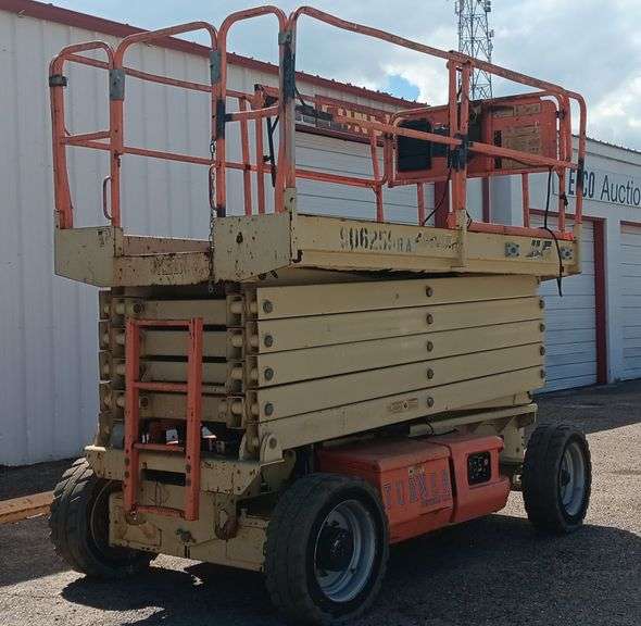 JLG 4069LE Smooth & Rough Terrain Electric Scissor Lift, 40ft Max Platform Height, 3 ft Platform Extension,  Runs & Operates Well