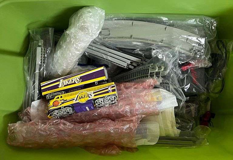 Hawthorne Village Los Angeles Lakers Express NBA Champions Bachmann Train Set