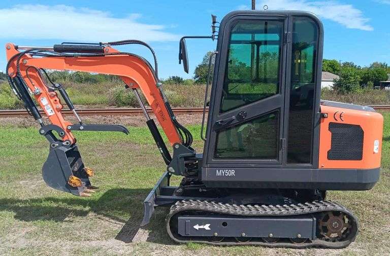 AGT MY50R Mini Excavator (Large Model), 29HP Gas Engine, Hydraulic Thumb, Runs & Operates, Only 10 Hours!