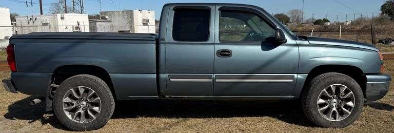 2006 Chevrolet Silverado 1500, 5.3L V8 Engine, A/C, PW, PL, Automatic Transmission, Runs & Drives Great!