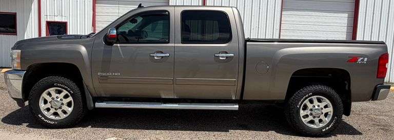 2011 Chevrolet Silverado LT 2500HD 4x4, 6.0L, V8, 6 Speed Automatic Transmission, A/C, Heat, PW, PL, Truck Bed Cover, Gooseneck Hitch, Excellent Condition, Runs & Drives Great, Only 65k Miles!