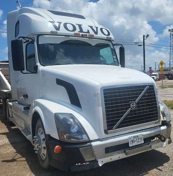 2008 Volvo VNL Semi-Truck, 12.13L VE D12 6 Cylinder Volvo Diesel Engine, 10 Speed, Automatic Transmission, Sleeper, Runs & Drives