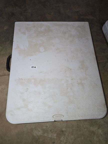 6' PLASTIC FOLDING TABLE.