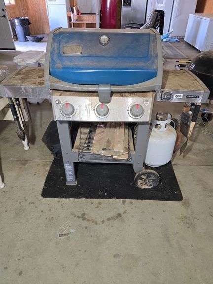 WEBER GAS GRILL WITH 20LB BOTTLE.