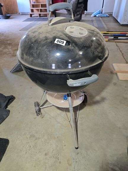 WEBER CHARCOAL GRILL. LOOKS NEW.