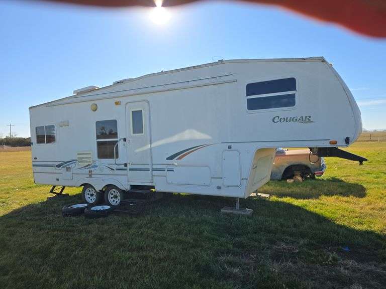 2000 KEYSTONE COUGAR 5TH WHEEL CAMPER. ONE SLIDE. 278EFS. EVERYTHING WORKS PROPERLY EXCEPT THE SLIDE, SLIDE DOES GO IN AND OUT. SOME HAIL DAMAGE. ***THIS CAMPER SELLS WITH TITLE!***