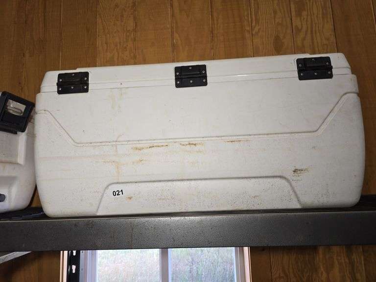 LARGE IGLOO MAXCOLD COOLER.