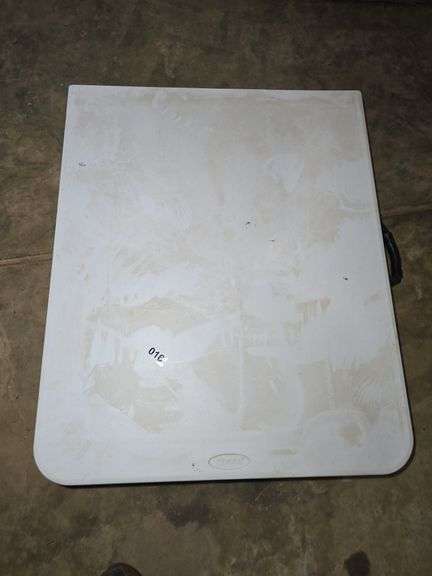 6' PLASTIC FOLDING TABLE.