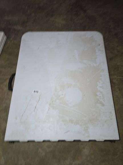 6' PLASTIC FOLDING TABLE.