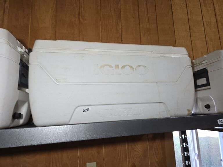 LARGE IGLOO MAXCOLD COOLER.