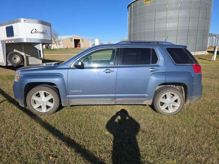 2011 GMC TERRAIN SLT. AWD. ECOTECH 2.4L. 178K MILES. LOADED. SUNROOF, TOUCH SCREEN RADIO, REAR ENTERTAINMENT. NEW TIMING CHAIN AND A/C COMPRESSOR IN LAST 5K MILES. RUNS GOOD. CHECK ENGINE LIGHT JUST CAME ON, CODES IN PICTURES. ***THIS VEHICLE SELLS WITH TITLE!***