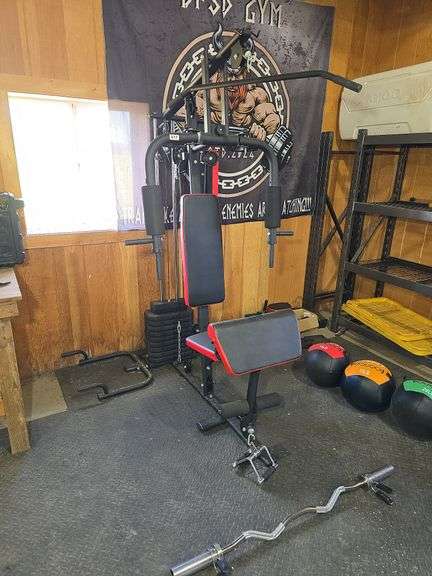 WEIGHTLIFTING CABLE MACHINE AND ACCESSORIES.
