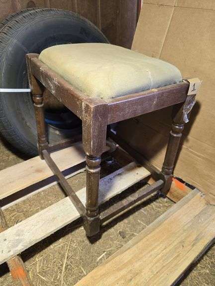 VINTAGE STOOL.