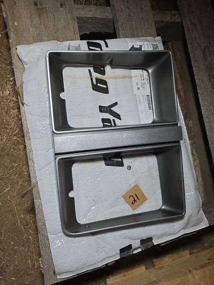 TONG YANG 83-84 GM HEAD LAMP BEZEL. GM2513158.