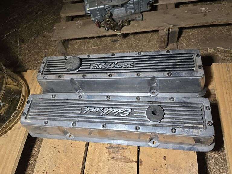 EDELBROCK SMALL BLOCK CHEVY VALVE COVERS.