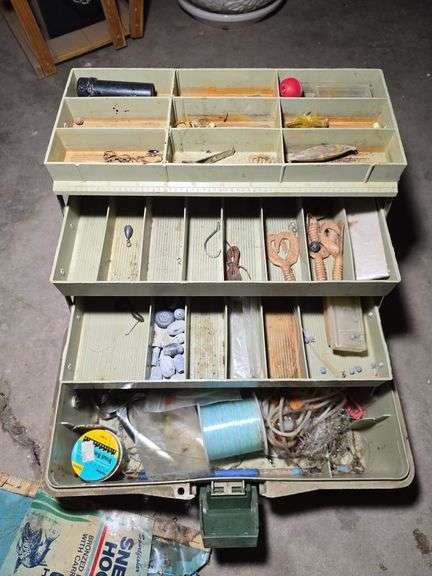TACKLEBOX WITH TACKLE.