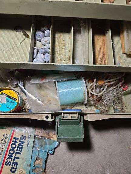 TACKLEBOX WITH TACKLE.
