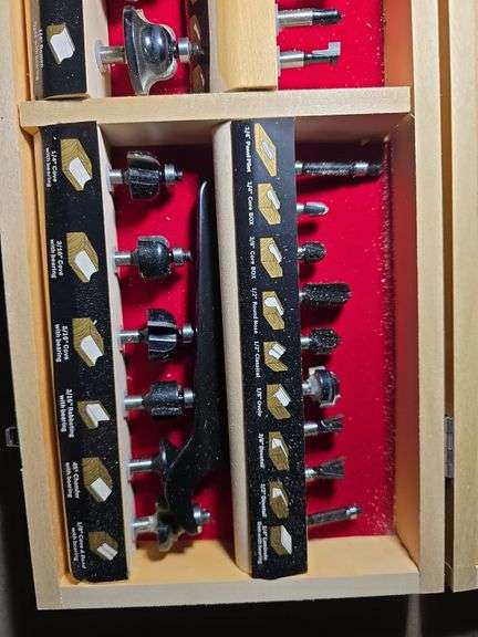 NICE ROUTER BIT SET.