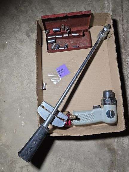 TORQUE WRENCH AND SOCKETS.