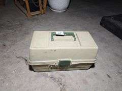 TACKLEBOX WITH TACKLE.