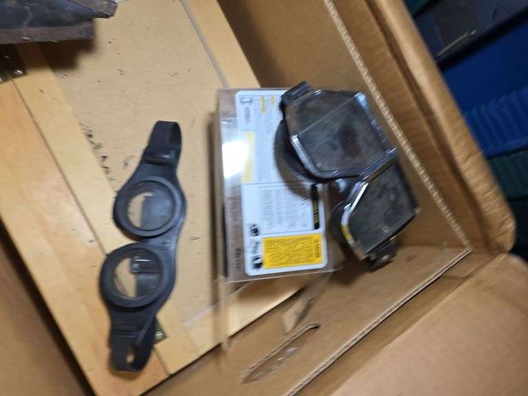 GOGGLES AND VINTAGE PIECE.