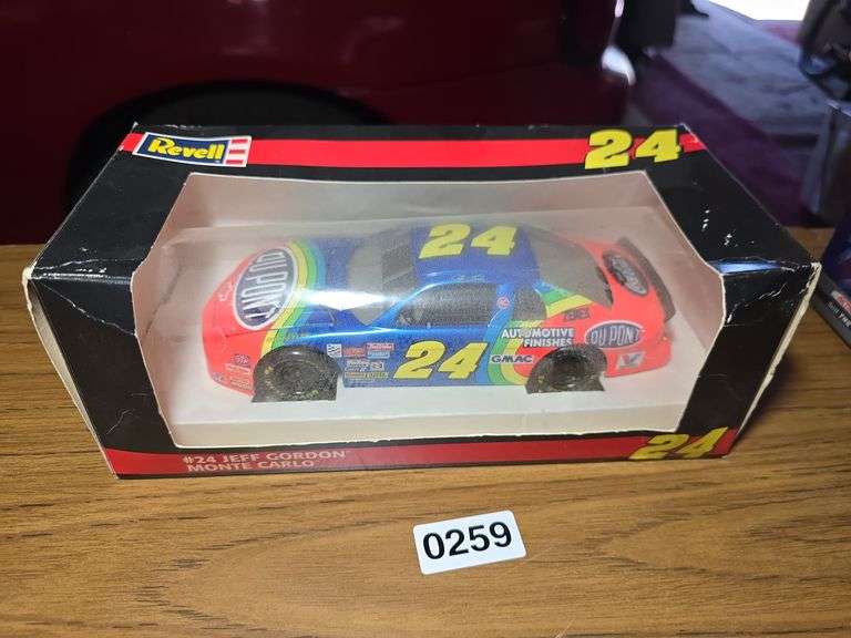 REVELL #24 JEFF GORDON MODEL NASCAR CAR.