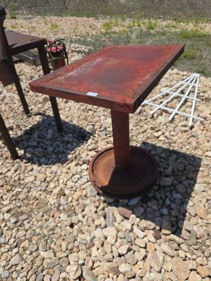 METAL STAND.