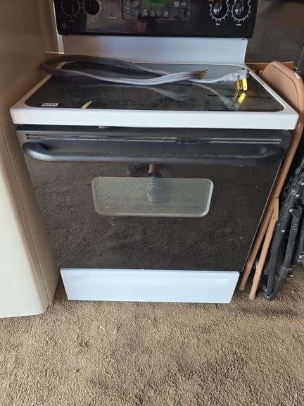 ELECTRIC STOVE/OVEN. WORKS.