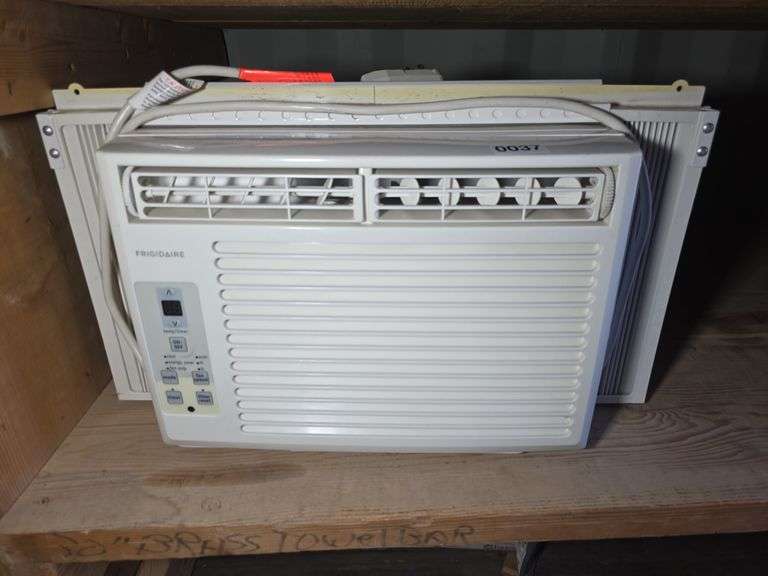 5,000 BTU ELECTRIC WINDOW A/C.