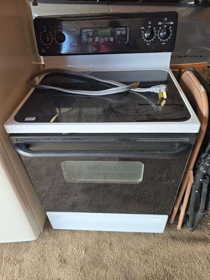 ELECTRIC STOVE/OVEN. WORKS.