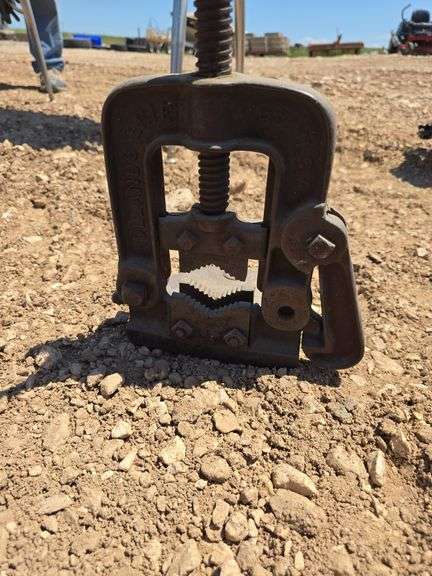PIPE VISE.