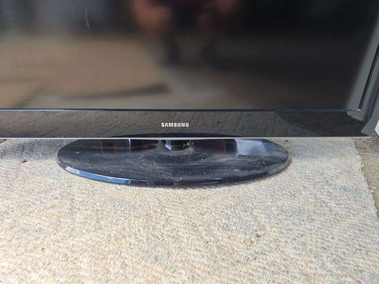 SAMSUNG FLAT SCREEN TV.
