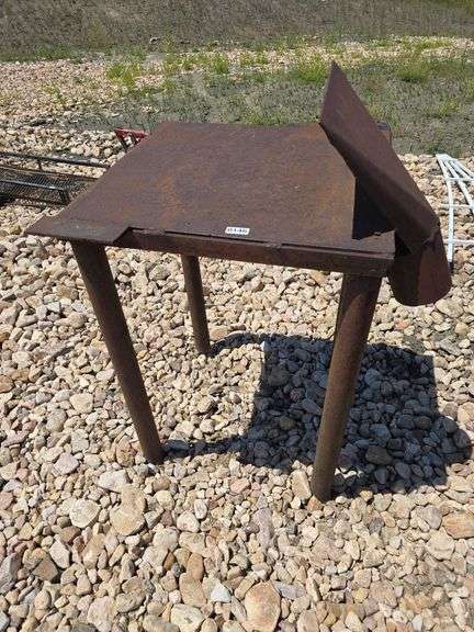 METAL STAND.