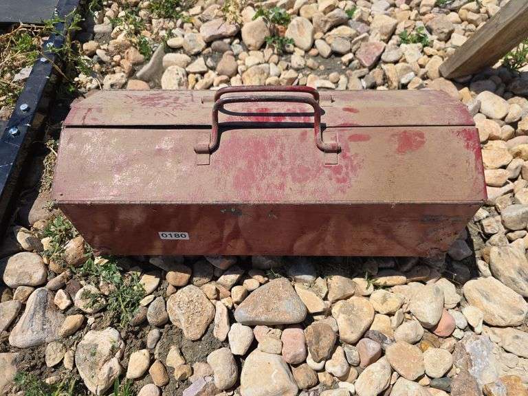 METAL TOOL BOX.