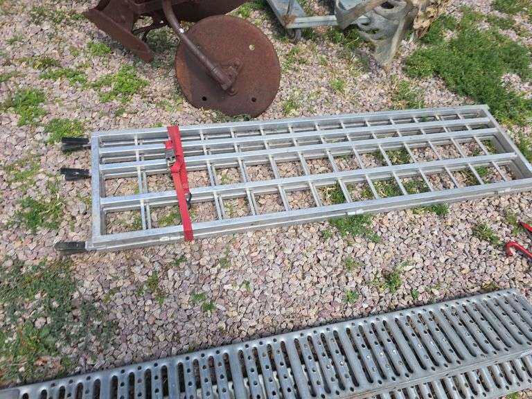 FOLDING ALUMINUM RAMP.