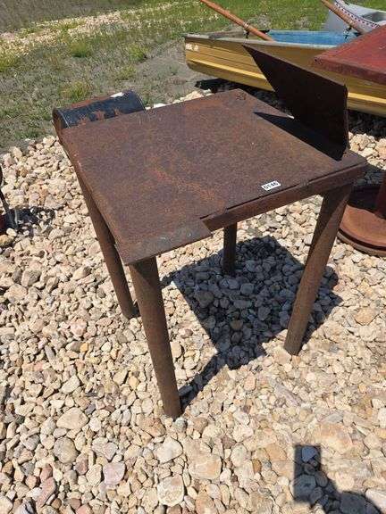 METAL STAND.