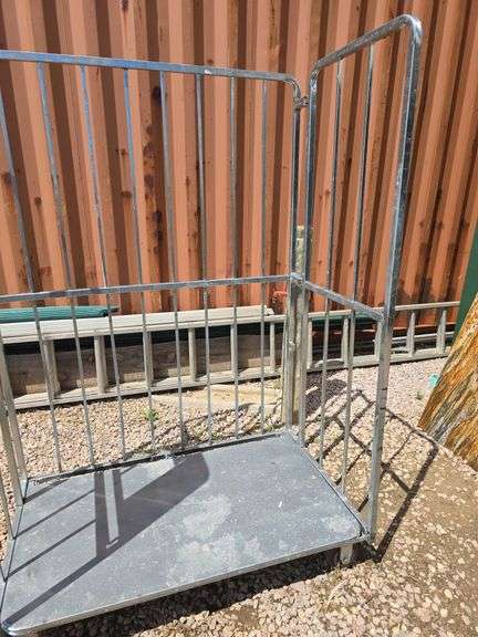 METAL ROLLING CART.