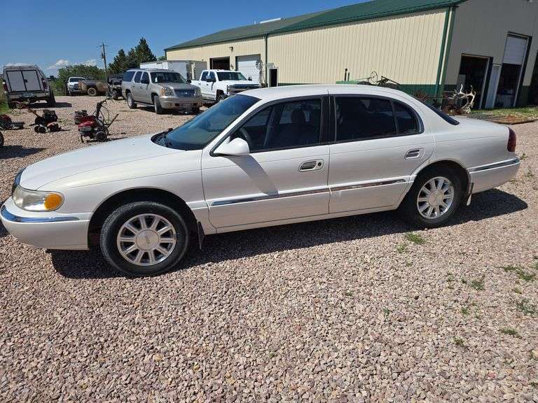 1999 LINCOLN CONTINENTAL. 32V INTECH V8. AUTO. 158K MILES. FRONT WHEEL DRIVE. RUNS AND DRIVES GOOD. ***THIS VEHICLE SELLS WITH TITLE!***