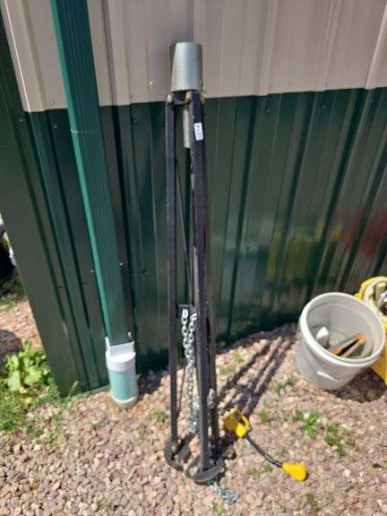 5TH WHEEL CAMPER STABILIZER TRIPOD AND 30AMP-110V ADAPTER.