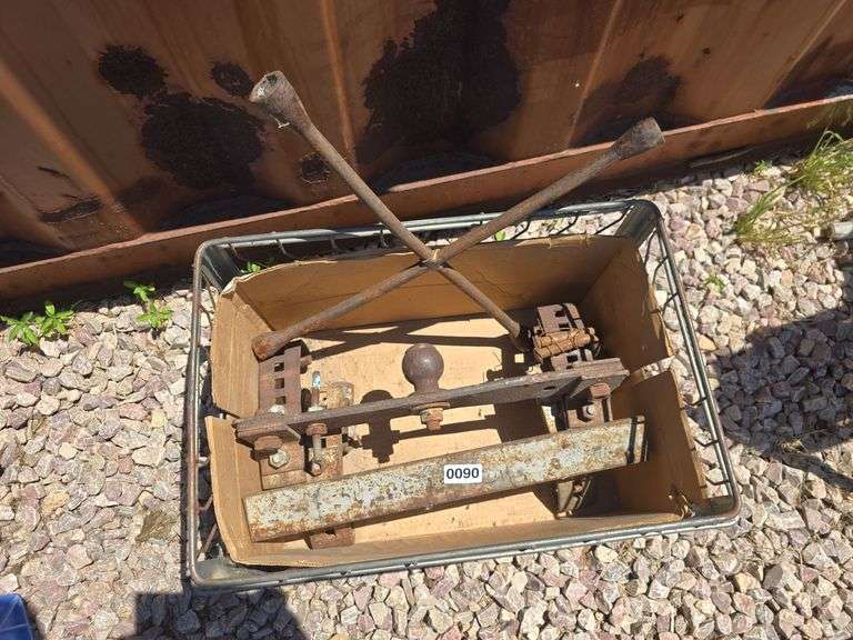 HITCH AND 4-WAY LUG WRENCH.