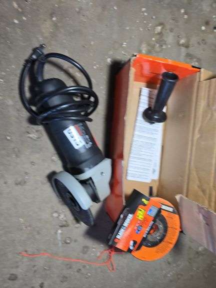 BLACK AND DECKER 4 1/2IN GRINDER BARELY USED