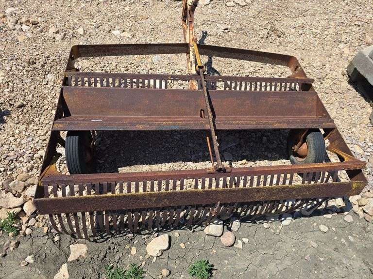 LAWN RAKE.