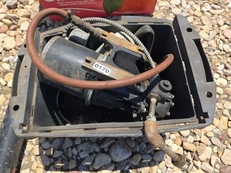 FUEL/OIL PUMP AND FILTER.
