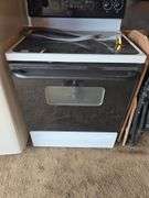 ELECTRIC STOVE/OVEN. WORKS.