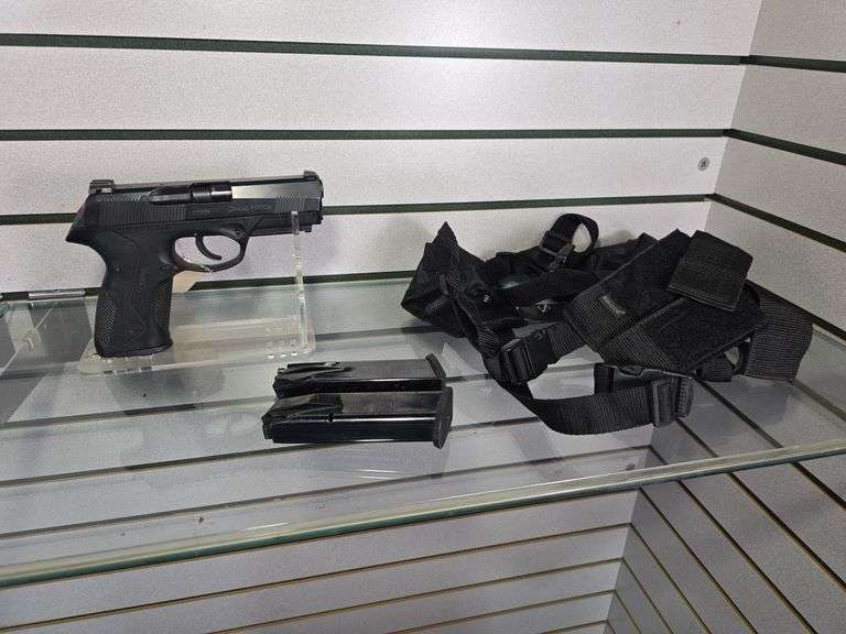 BERETTA PX4 STORM. 40 S&W SEMI AUTO PISTOL. 2 EXTRA MAGS. BULLDOG SHOULDER HOLSTER. S/N: PY14489.