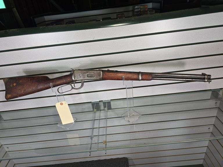 WINCHESTER MODEL 1894. 32 W.S. LEVER ACTION SADDLE RING CARBINE. LIGHT SURFACE RUST, BLUING LOSS. NEEDS A GOOD CLEANING. SCREW AND WIRE HOLDING MAGAZINE TUBE PLUG IN PLACE. S/N: 374039.